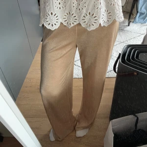 Guld byxor från Zara - Säljer ett par guldglittrande byxor från Zara i storlek S mid waist 