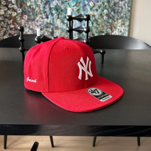 Sprillans ny New York Yankees keps - Helt splitter ny New York Yankees 47 Brand keps med personlig design ”Grisch” i vitt på sidan. Har order bekräftelse etc på mail om så önskas. Köpt från hatstore. 