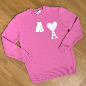 Rosa stickad tröja från Ami Paris - Passar både för tjejer och killar. Storlek M. Oanvänd, etiketterna sitter kvar. 