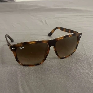 Ray-Ban Boyfriend solglasögon  - Snygga Ray-Ban r RB4147 med brunmelerad båge och bruna tonade glas. Klassisk fyrkantig form och cool logga på skalmen. Tillverkade i Italien och perfekta för dig som vill ha en tidlös och trendig look. Priset kan diskuteras. OBS dom är helt nya