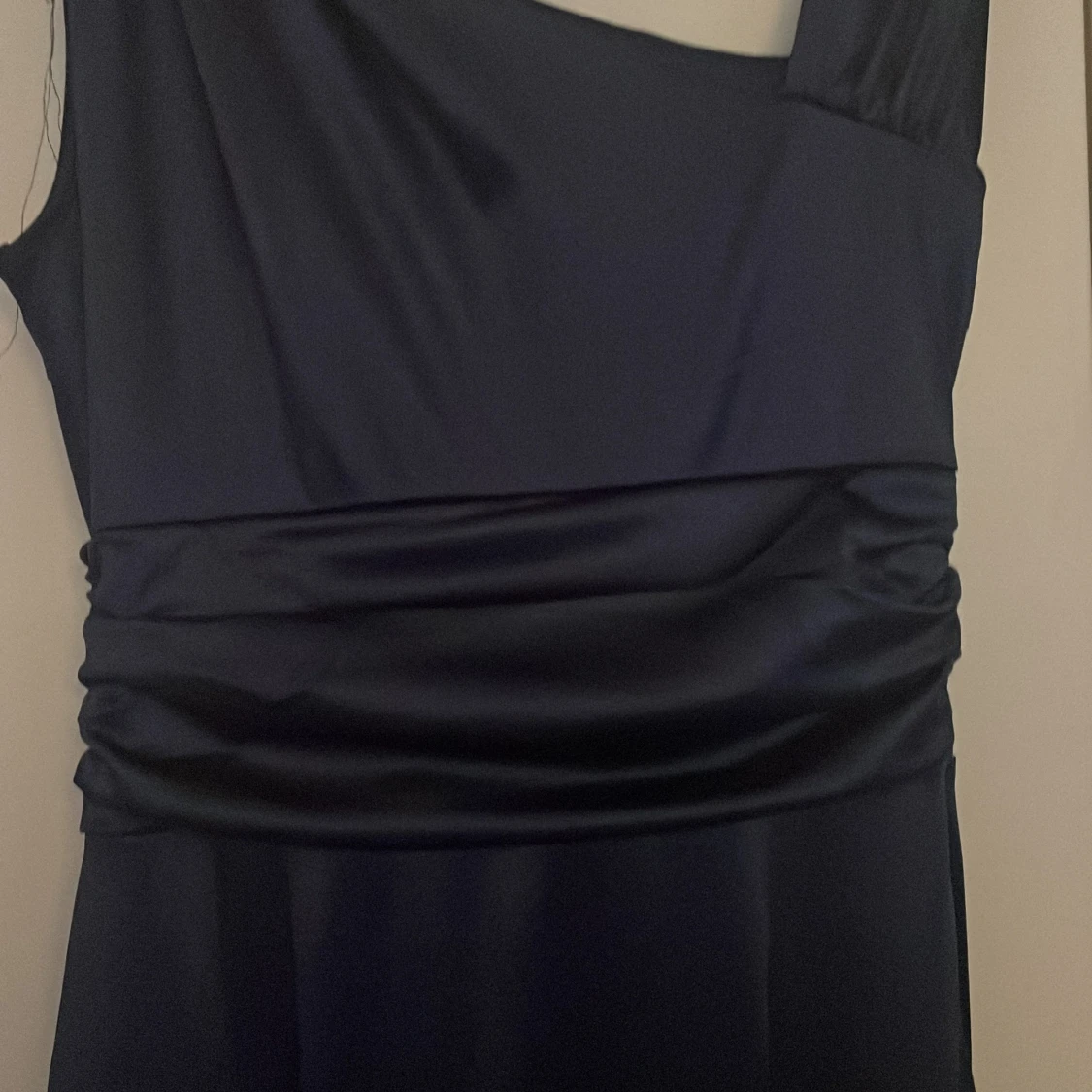 Marinblå långklänning oneshoulder - 3