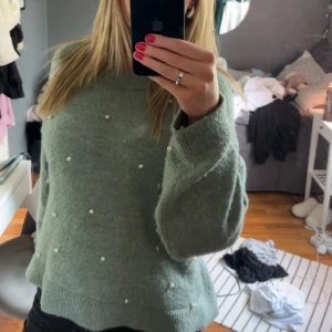 Grön stickad tröja med pärlor - Superfin grön stickad tröja med pärlor