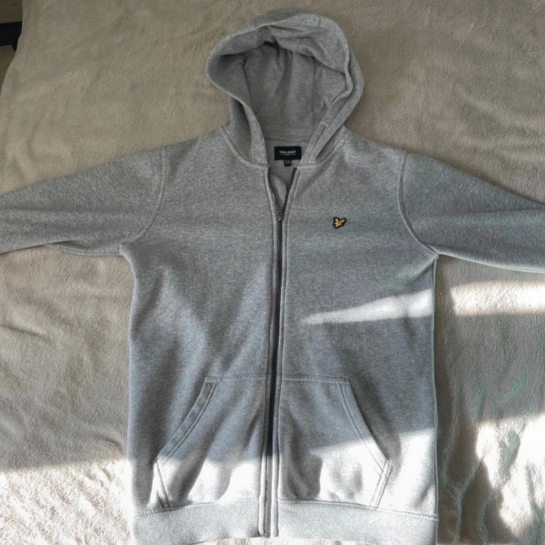 Grå hoodie från Lyle & Scott