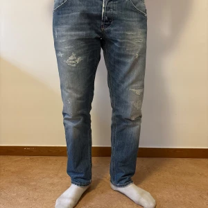 Dondup jeans - kit snygga Dondup jeans är så sjukt ledsen över att dem inte passar på mig🥲⭐️⭐️ Storlek 35 och i mycket bra skick ser ut som nya. Nypris runt 3000