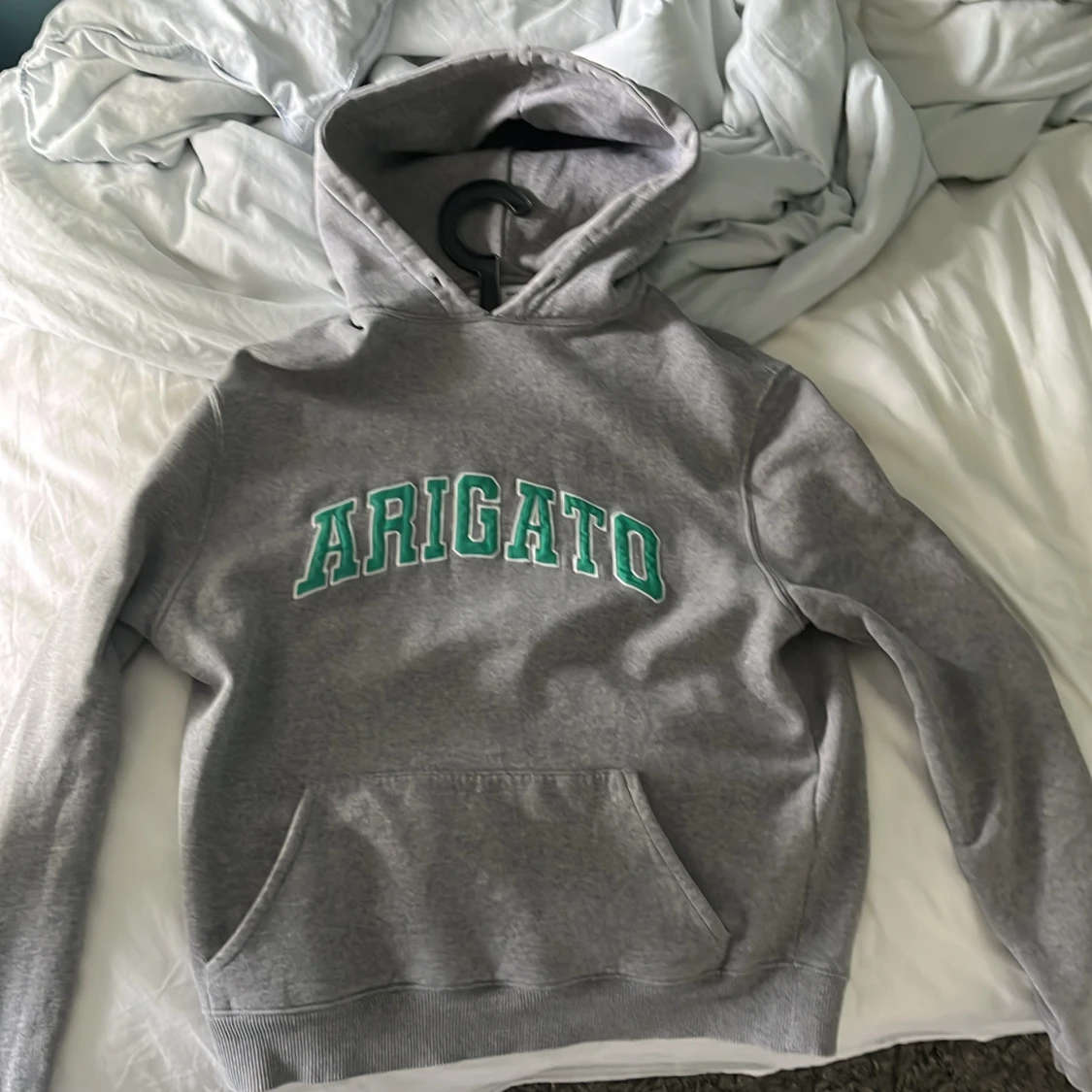 Grå hoodie från Axel Arigato