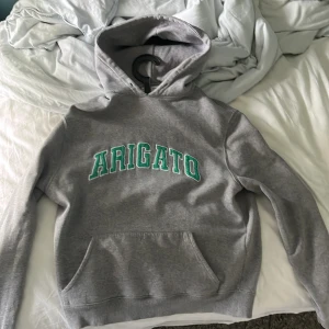 Grå hoodie från Axel Arigato - Snygg grå hoodie från Axel Arigato. I bra skick pris kan diskuteras vid snabb affär