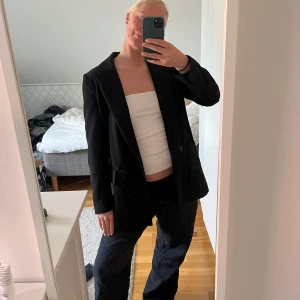 Svart kavaj  - Supersnygg svart kavaj som är lite oversized