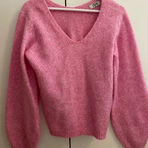 Rosa stickad v-ringad tröja JDY - Superfin rosa stickad tröja från JDY med v-ringning och långa ärmar. Som ny. I storlek M