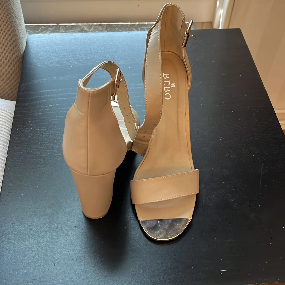 Beige sandaler med klack från BEBO - 2