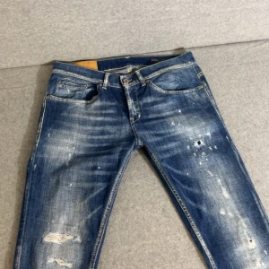 Dondup George jeans  - Vädligt snygga Dondup George Jeans | Riktigt fet design med detaljer och väldigt snygg passform | Eftertraktad färg | Byxan är i Vädligt bra skick och har inga tecken på användning | Nypris runt 3k💰| Pris går att diskutera vid snabbare köp | Kontakta vid fler frågor eller funderingar ✔️