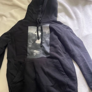 Hoodie the cool elephant - Hoodie från the cool elephant med Mona Lisa tryck, köpt för ungefär 520kr använd några gånger men i bra skick.