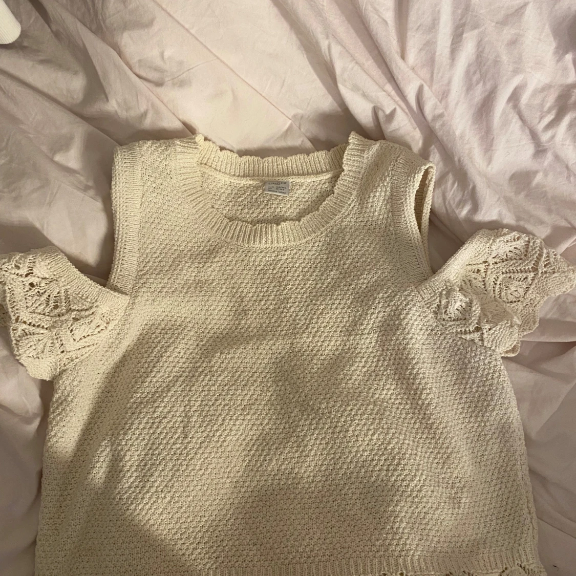 Stickad ärmlös topp med spetsdetaljer