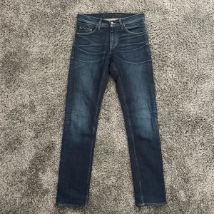 Tiger of Sweden Jeans - Riktigt snygga och trendiga Tiger of Sweden Pistolero jeans i en riktigt snygg mörkblå färg! Storlek: W28/L32 (Passar W30) Nypris: 1500kr - Mitt Pris: 499kr! Modellen är ca 180cm. Skriv vid frågor!✅