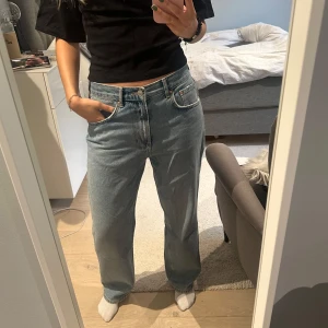 Ljusblåa jeans från Zara - Ett par snygga raka jeans! Tillräckligt långa för mig som är 173!
