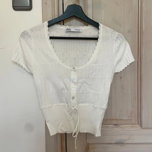 Zara topp  - Säljer denna topp från Zara i storlek M, skulle även passa en person med storlek S🩷