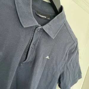  piké J.Lindeberg - Här har vi en stilren piké som är perfekt för dig som ska va extra snygg i sommar! Storleken är S men passar också M, Knappt varit använd och behöver en ny ägare! 