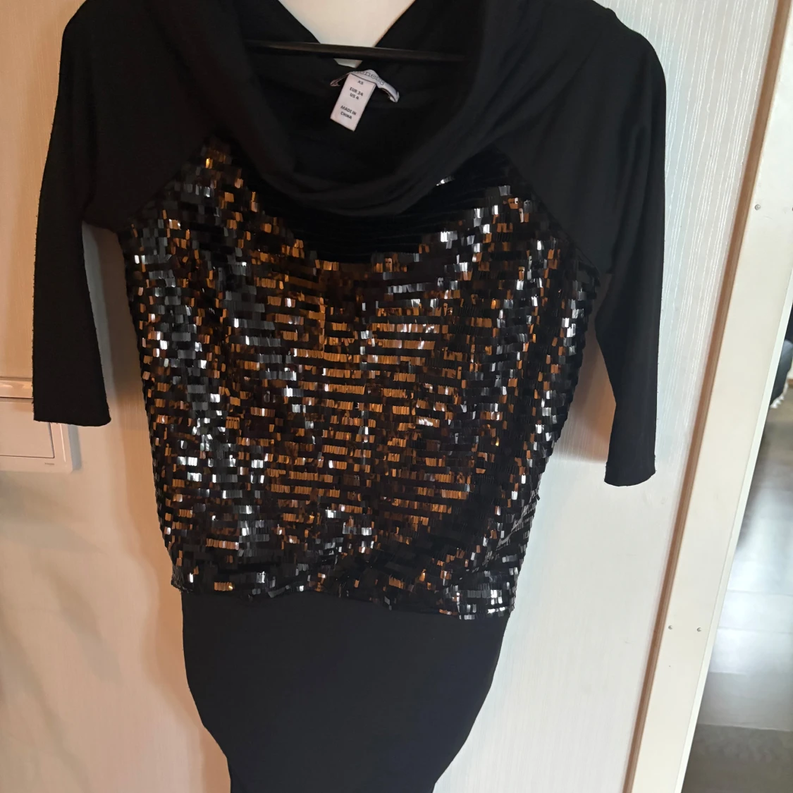 Svart paljettklänning med trekvartsärm