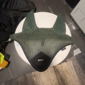 Grön huva  - Snygg grön ridhuva från es, jag köpte fel färg så nu säljer jag vidare. Storlek Full