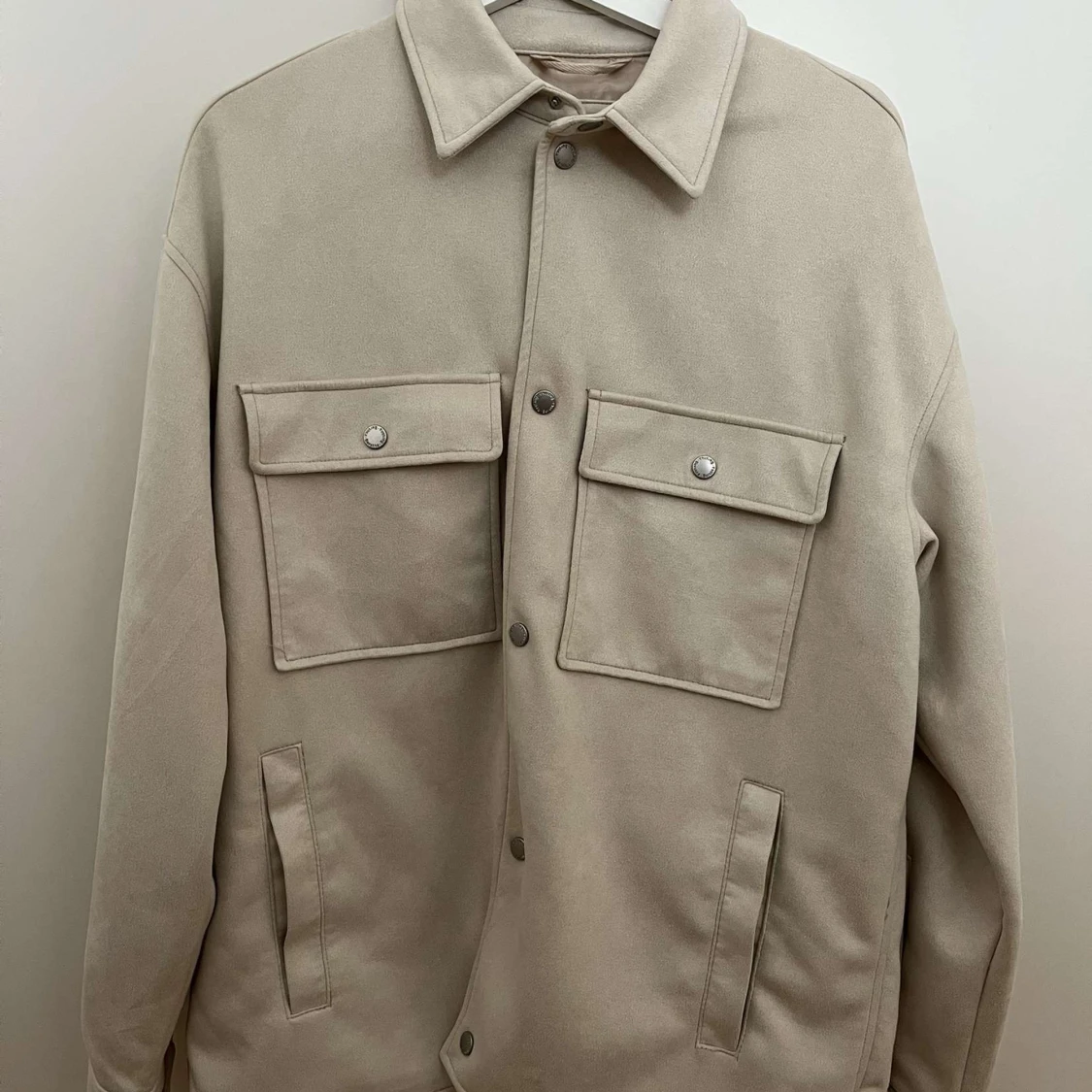 Beige overshirt med stora fickor