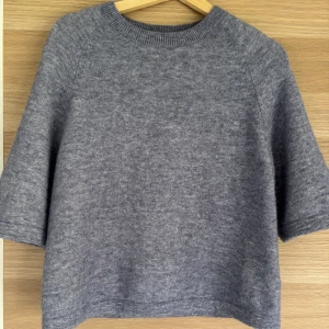 Blå stickad Tshirt  - Blå stickad tshirt från & other stories🩵 Endast använd ett fåtal gånger så är i nyskick, säljer då jag inte får användning av den!