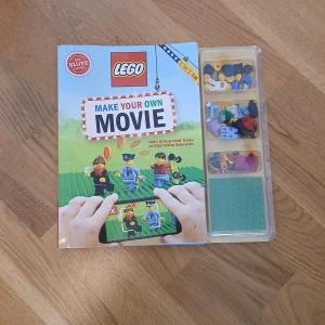 LEGO Make Your Own Movie - Skapa dina egna stop-motion-filmer med LEGO! Den här boken är full av inspiration, tips och bakgrunder för att göra roliga filmer med minifigurer. Perfekt för dig som gillar att vara kreativ och vill testa på filmproduktion på ett lekfullt sätt.