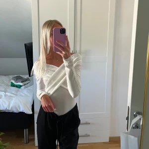 Vit body - Vit superskön omlott body med lång ärm i sammet ifrån Nelly. Aldrig använd men prislappen är borttagen. Storlek XXS🤍
