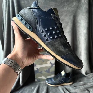 Valentino rockrunner skor - Orginalstorlek: 41, sitter oftast större runt 42, fråga om innermått vid osäkerhet kring passform | ingår: box | fraktar spårbart eller möts upp i Täby📍