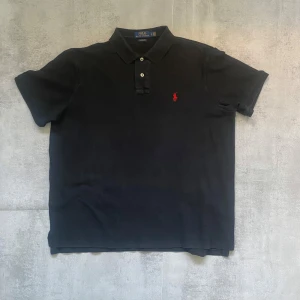 Svart Polo Ralph Lauren pike  - Jag Säljer en fet pike från Polo Ralph Lauren| skicket på tröjan är bra 8/10 | storlek L | ny pris 2000: mitt pris är 349 | skriv vid frågor och funderingar     16  