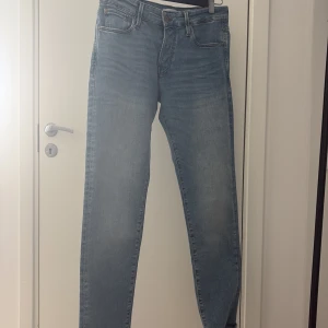  Jack and Jones Slim Glenn ljusblå jeans - Snygga ljusblå jeans från Slim Glenn med klassisk femficksdesign och smal passform. Jeansen har normal midja och raka ben med diskret slitning framtill. Perfekta för dig som gillar en stilren och modern look. Skick 10/10 strl 31/32