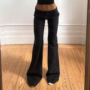 Lågmidjade bootcut byxor - Vintage från Mango💓midja 40 innerben 89 jae 165