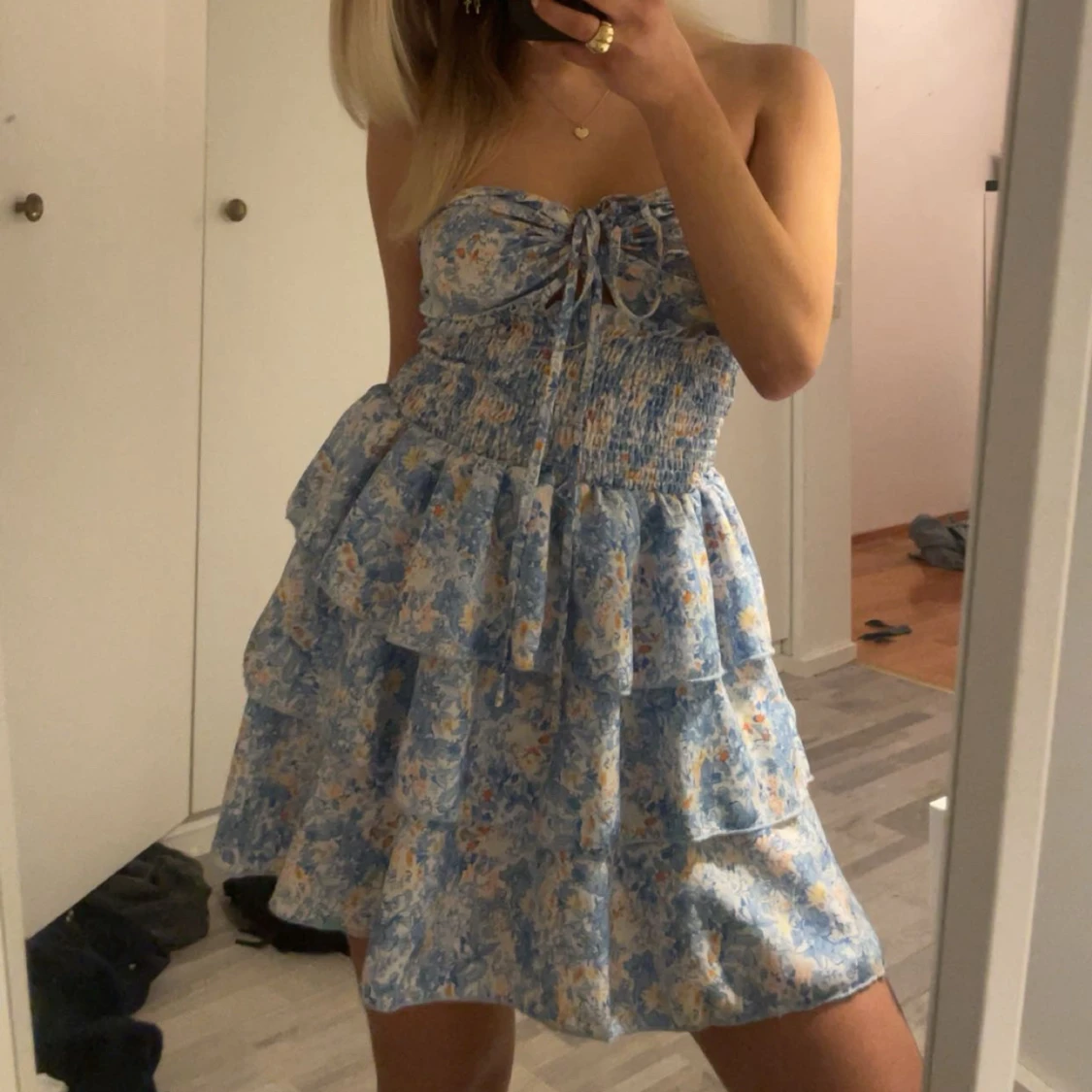 Blommig blå volangklänning - 1