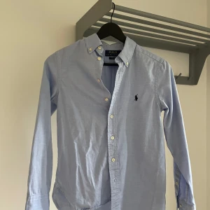 Polo Ralph Lauren skjorta - En riktigt stilig Ralph Lauren skjorta som tyvärr är för liten. Den har inga deffekter, är slim fit och har används ett fåtal gånger. Priset är inte hugget i sten.
