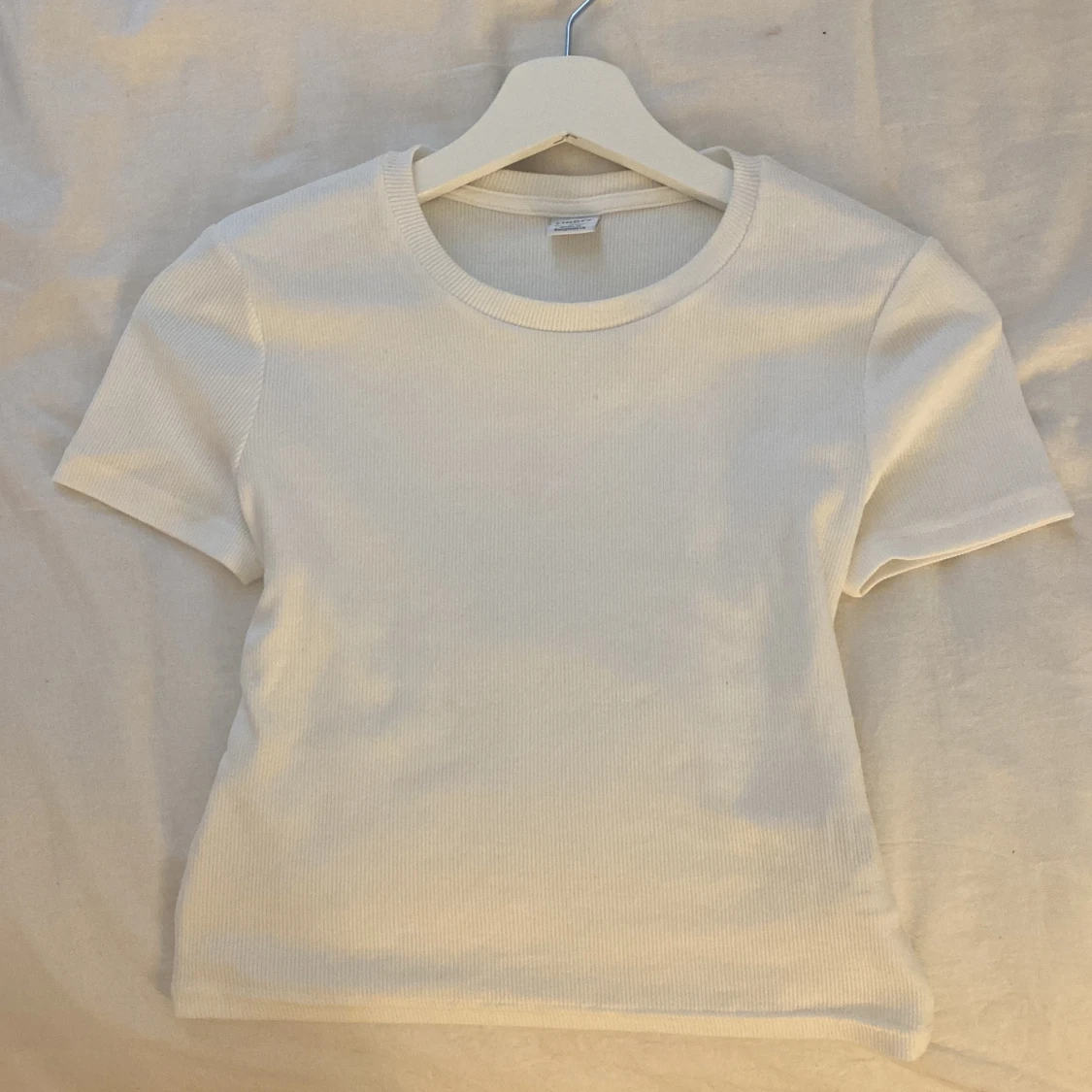 Ribbad tajt vit t-shirt med kort ärm