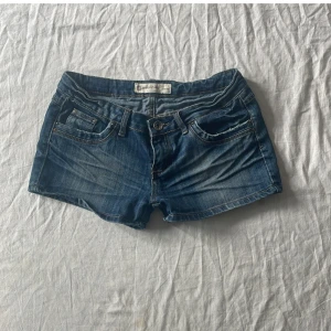 Jeansshorts - Bra skick! Mått: midjemått rakt över 41+stretch grenhöjd 19❤️ storlek står ej, passar m