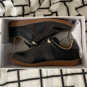 Maison margiela gats - Säljer mina helt nya maison margielas då de är för små, de är endast prövade en gång. Låda, påsar osv ingår. Tyvärr inget kvitto då de klotes här på plick.