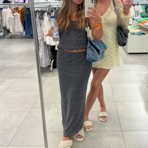 Set med kjol och topp - Säljer detta fina ser som inte används längre. Båda delarna är i storlek M och passar mig som brukar ha storlek S