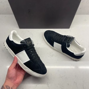 Valentino Flycrew Skor  - ‼️VI TAR EJ BYTEN‼️Valentino Flycrew Sneakers   | Skick: 9/10 | Storlek 40, fits 40;5-41  | Box & kort ingår vid köp! | Fraktar inom 24H efter köp på köparens bekostnad 📦💨 | Hör av dig vid minsta fråga eller fundering 💭