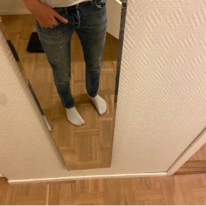 George dondup  - Säljer ett par schyssta dondup jeans i storlek 33. Byxorna är riktigt mjuka och har snygga slitningar på benen. Dessvärre är byxorna lagade i skrevet vilket gör att de är lite ”stela” just där men märks inte av i övrig komfort men därav priset, ej hugget i sten heller. Hör av er vid frågor eller funderingar!