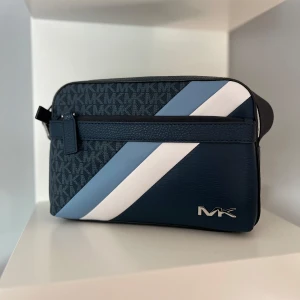 Michael Kors väska - Michael Kors väska, nypris ca 3699kr, helt ny kanppt använd, skick: 10/10, klart är de äkta, rymlig och perfket för sommaren, hör av er vid frågor !