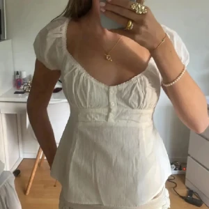 Slutsåld brandy melville blus - Jätte fin, helt ny. Utan prislapp no size men skulle säga xs-s. Lånad bild 