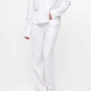 Vita linnebyxor - Vita linnebyxor i modellen air från Bikbok🌸 