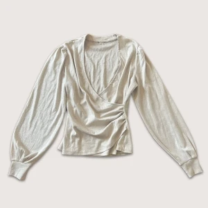 Glittrig långärmad festtopp - 🎀fint skick! 🎀storlek S: midja: 27cm, längd: 54cm, axelbredd: 34cm, armlängd: 63cm 🎀 skriv vid funderingar! . . • ☆ . ° .• °:. *₊ ° . ☆˚ ♡ ·˚ ₊˚ˑ