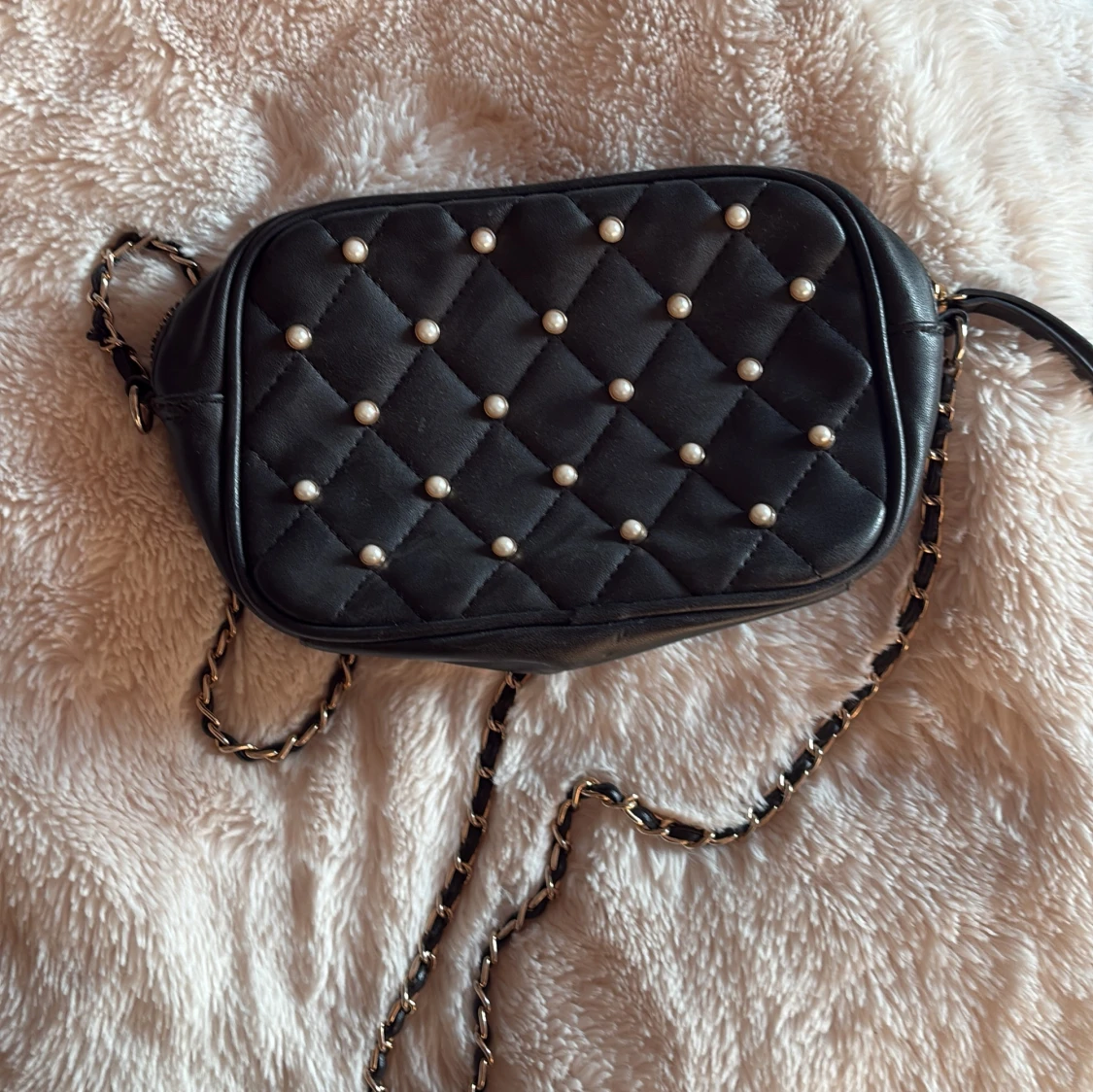 Svart quiltad axelväska med pärlor