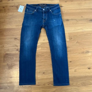 Jacob Cohen J622 Comf - Jacob Cohen J622 Comf. Köpta på Store Enda, säljer då de ej passar mig. Bra skick, storlek 32 men passar lite mindre. Priset är ej hugget i sten!