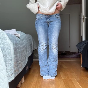 Ljusblå bootcut jeans från Big Star - Säljer ett par ljusblå jeans från Big Star med låg midja och bootcut-ben. Klassisk femficksmodell. Jeansen är i mjuk denim och har en avslappnad vibe. Står ingen storlek! 🩷🩷