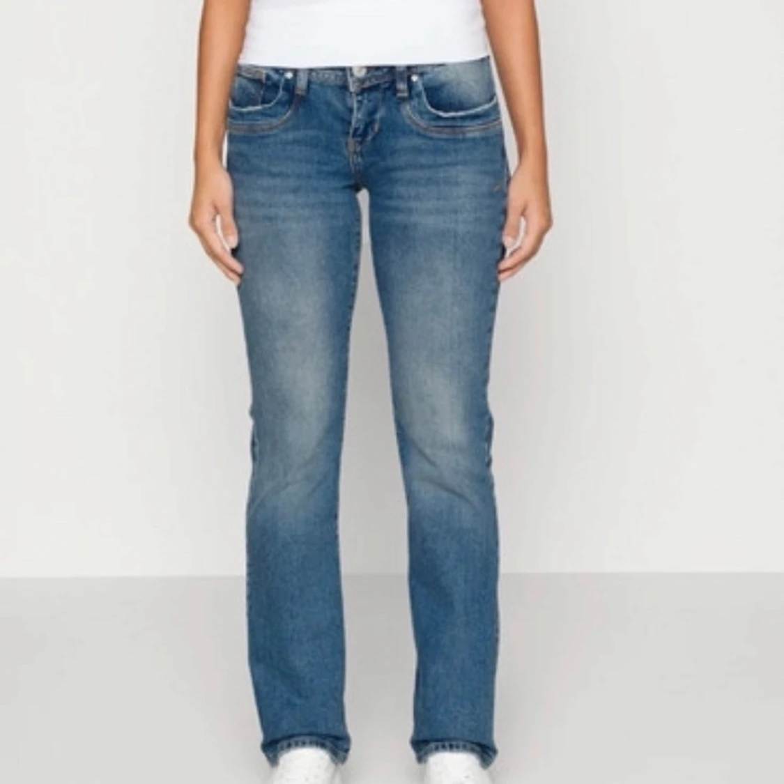 Blå straight jeans med normal passform