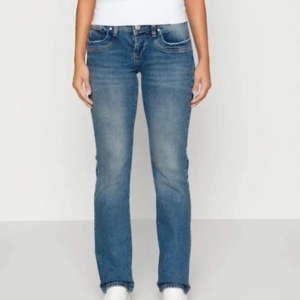Blå straight jeans med normal passform - Nya ltb jeans valerie i färgen ”sevita wash” som jag köpte förra veckan! Dock är dom lite för stora för mig (har redan tagit bort prislapp, så kan därför inte lämna tbx dem!) Nypris 799!! Storlek 29x32
