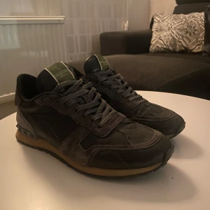 Valentino Rockrunners - Snygga Valentino Rockrunner sneakers i svart och grått med detaljer i mocka och skinn. Storlek 43 och sitter ”true to size”. Inget og ingår. Det finns en del tecken på användning men de har fortfarande mycket att ge. Kontakta vid frågor! ☺️