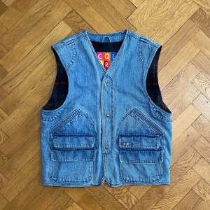 Vintage United Colors of Benetton ull/denimväst, XXL - Vintage United Colors of Benetton ull/denimväst, Storlek XXL                                                  Measurements:                                                    Shoulders 50cm Armpits 60cm Length 68cm