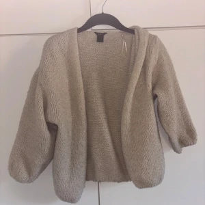 Beige stickad kofta från Lindex - Säljer den populära Lindex koftan i beige/brun, storlek XS/S💘 Tröjan är lite nopprig men har inga skador!! 